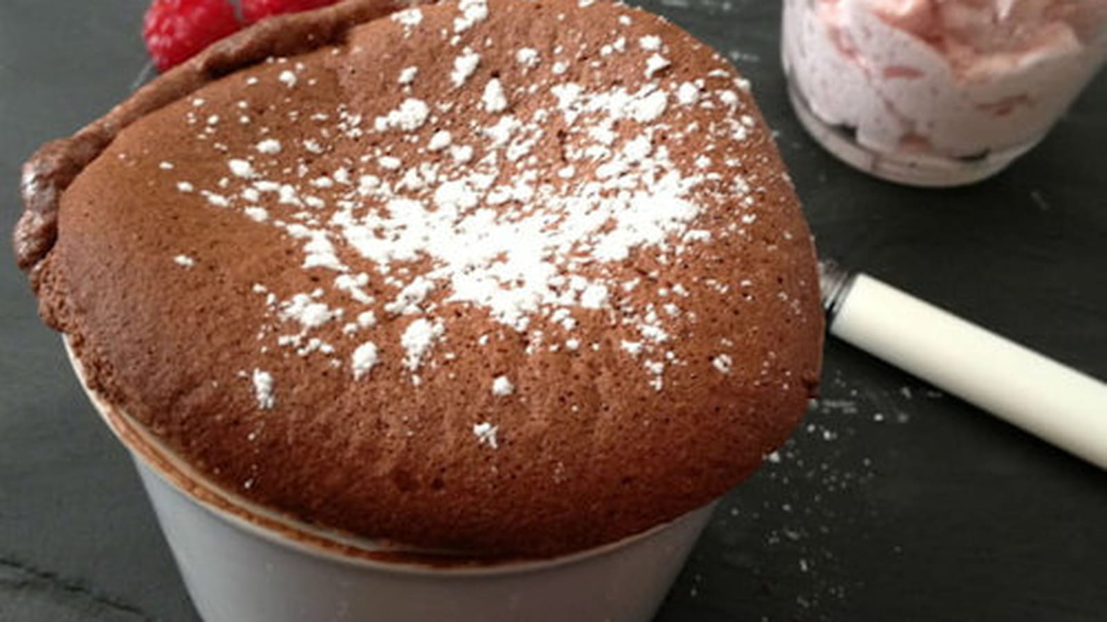 Soufflé au chocolat et chantilly aux framboises de Cyril Lignac