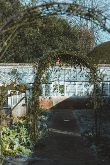 Un jardin et ses serres en hiver