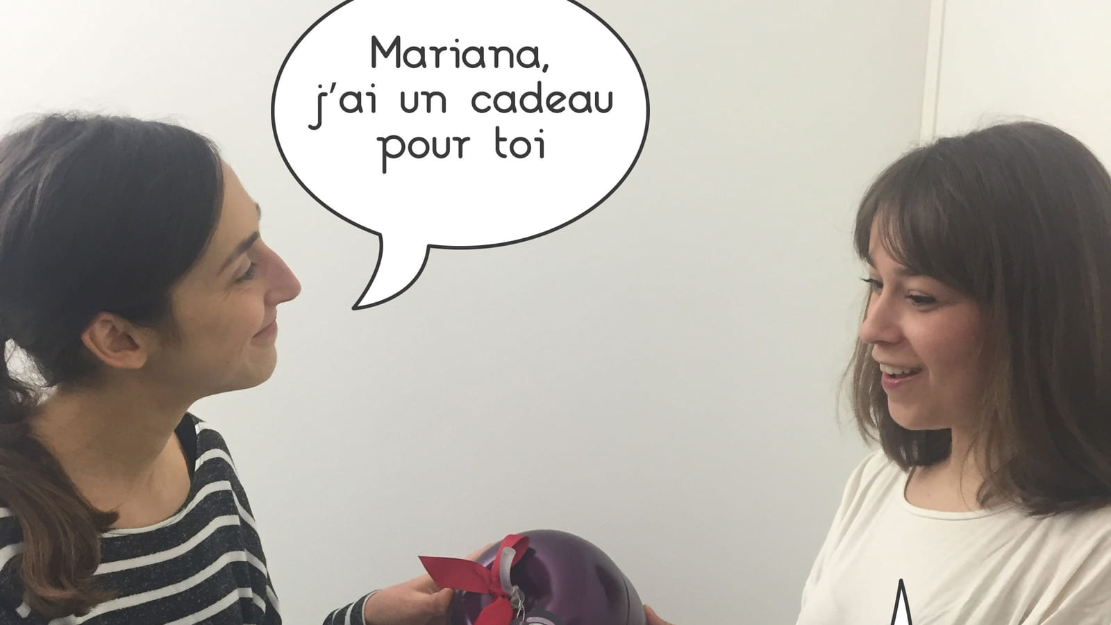 Alice offre un coffret à Mariana
