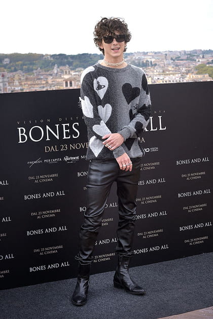 Timothée Chalamet en pantalon en cuir et pull à motifs