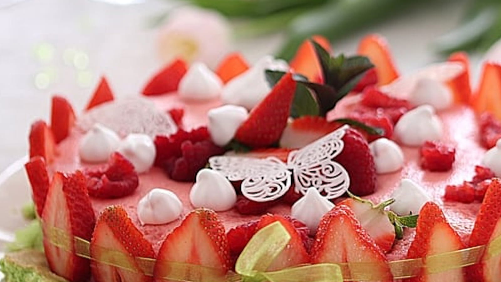 Gâteau mousse aux fruits rouges génoise à la menthe