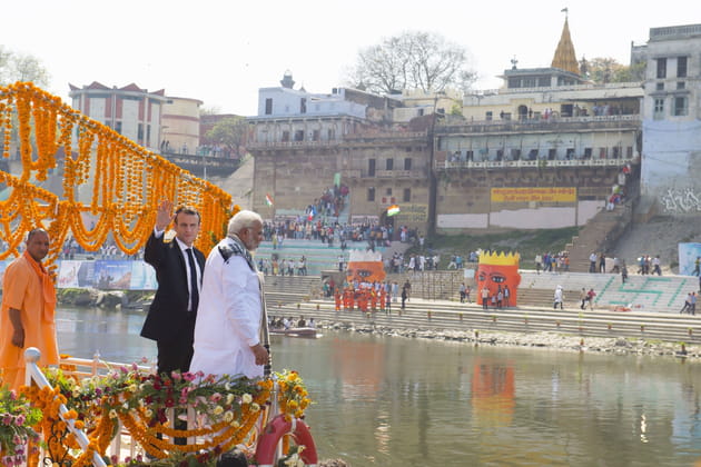 Emmanuel Macron et le Premier ministre sur le Gange
