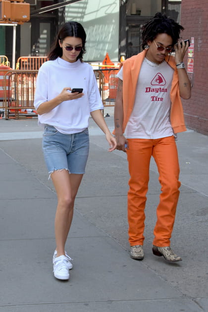 Kendall Jenner en short denim et top blanc col chemin&eacute;e