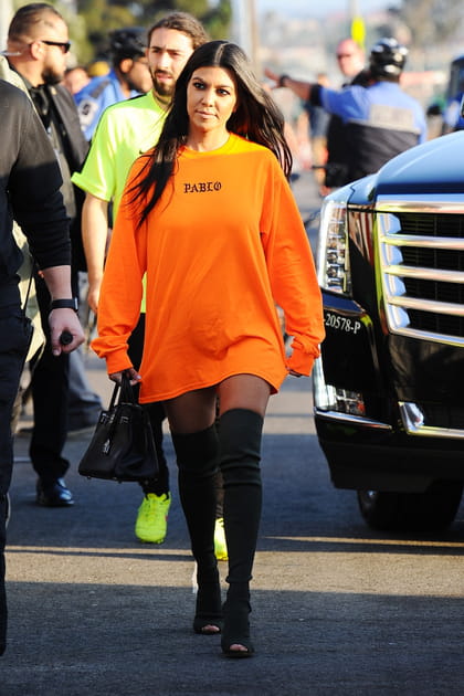 Kourtney Kardashian en sweatshirt orange