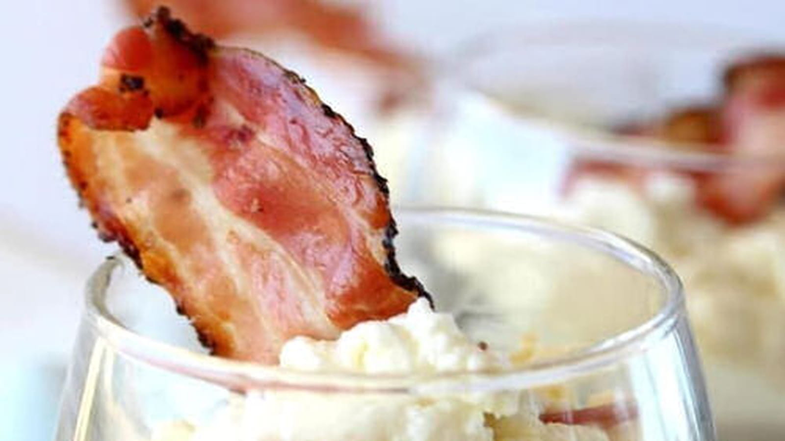 Verrines de mousseline de pommes de terre et chips de speck