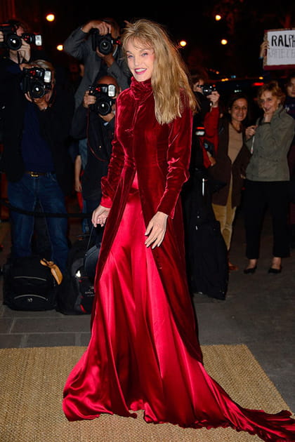 Arielle Dombasle en robe rouge et manteau long en velours