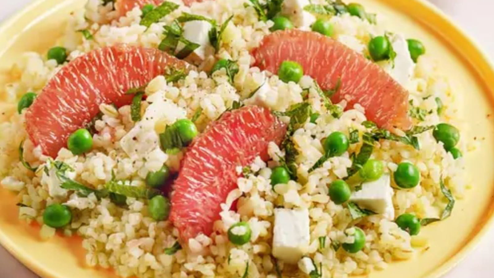 Salade de boulghour au pamplemousse de Floride, petit pois et feta