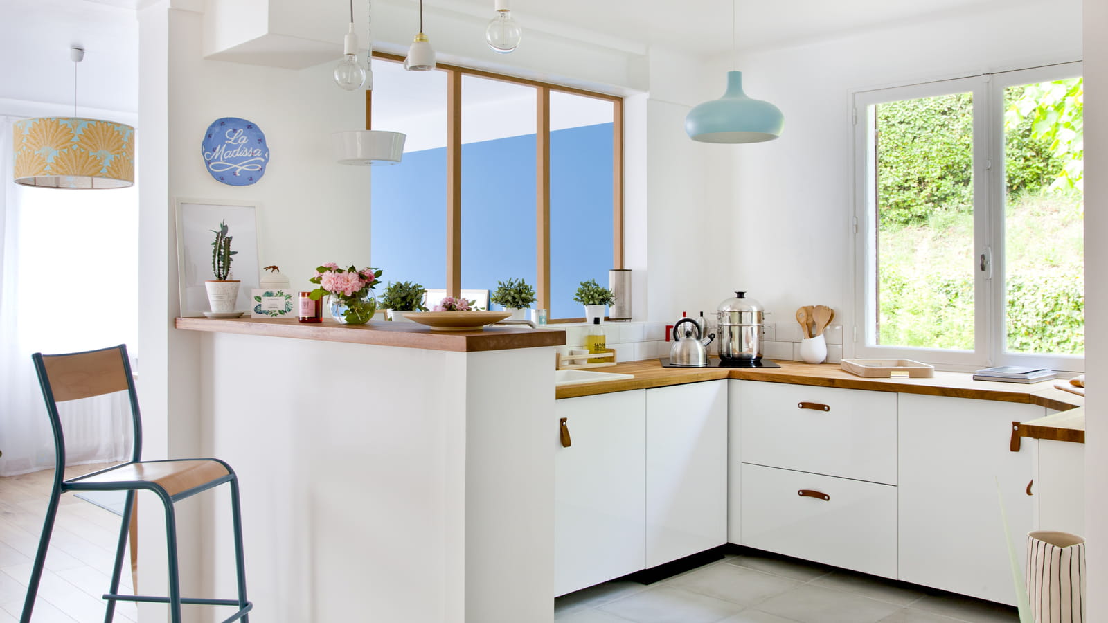 Cuisine moderne blanche et boisée