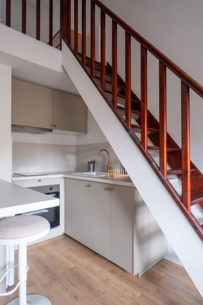 Apr&egrave;s&nbsp;: une cuisine IKEA bien pens&eacute;e sous l'escalier