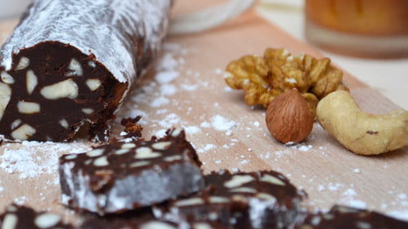 Saucisson en trompe-l’œil au chocolat et aux noix de cajou