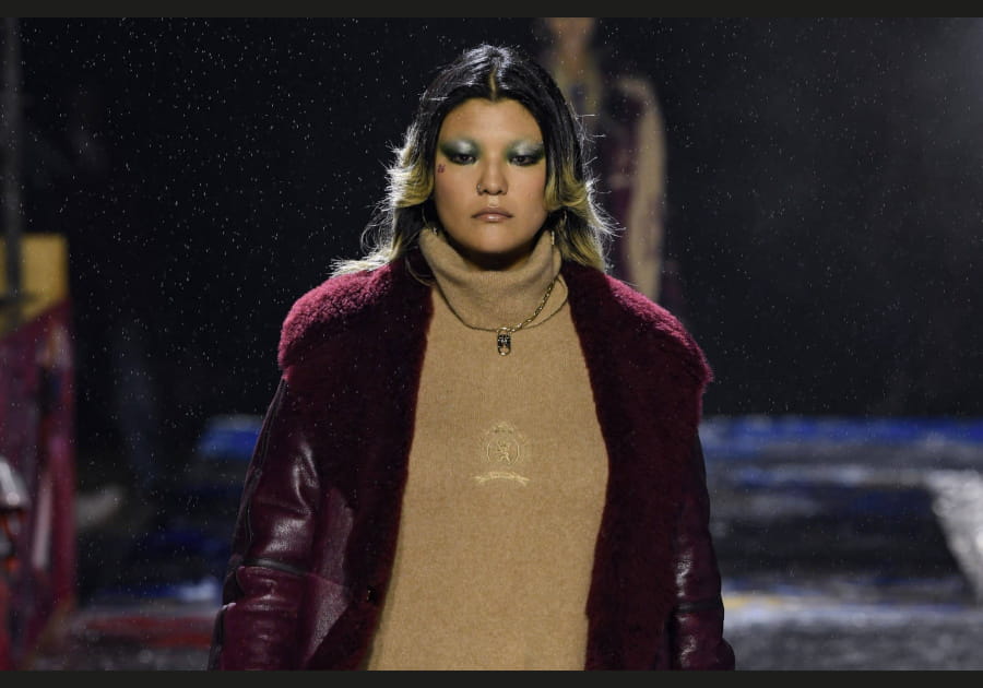 Les sourcils d&eacute;color&eacute;s de Tommy Hilfiger