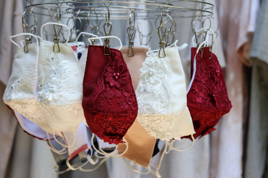 Masque en dentelle ou brodé, le nouvel accessoire des mariées ?