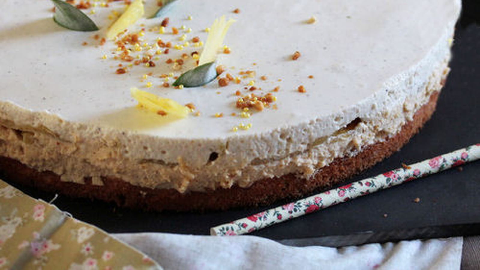 Entremets caramel, vanille, ananas et dacquoise à la noisette