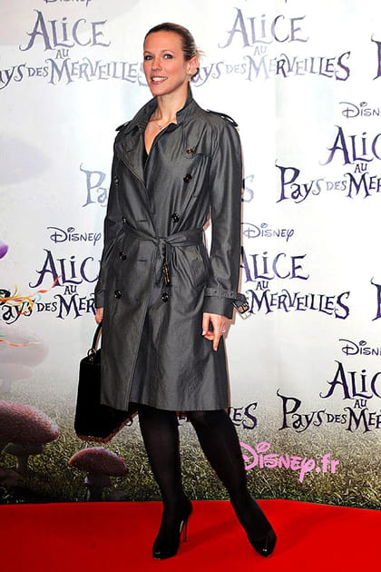 Lorie en trench gris et talons noirs