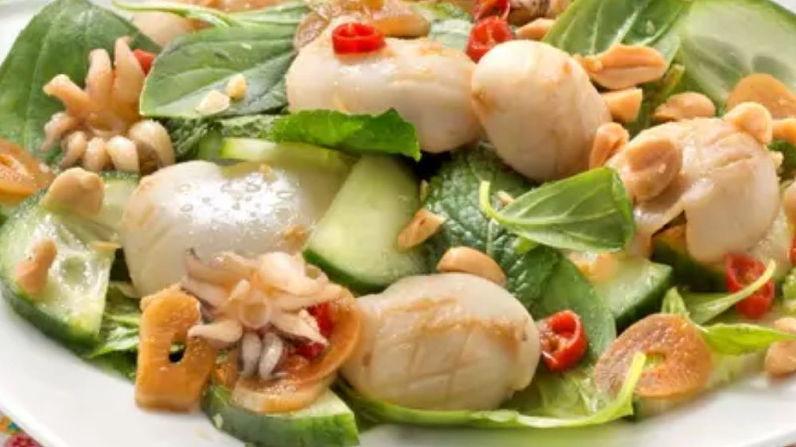 Salade de calamars grillés, sauce soja et basilic thaï