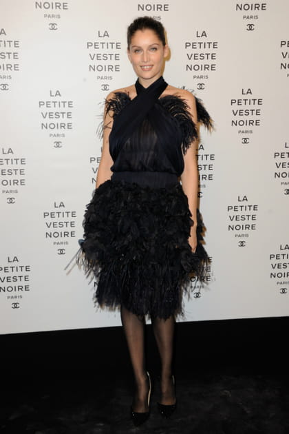 Laetitia Casta en robe noire &agrave; plumes