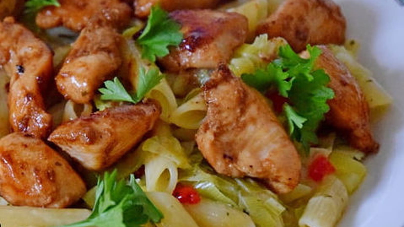 Poulet accompagné de poireaux au lait de coco et curry