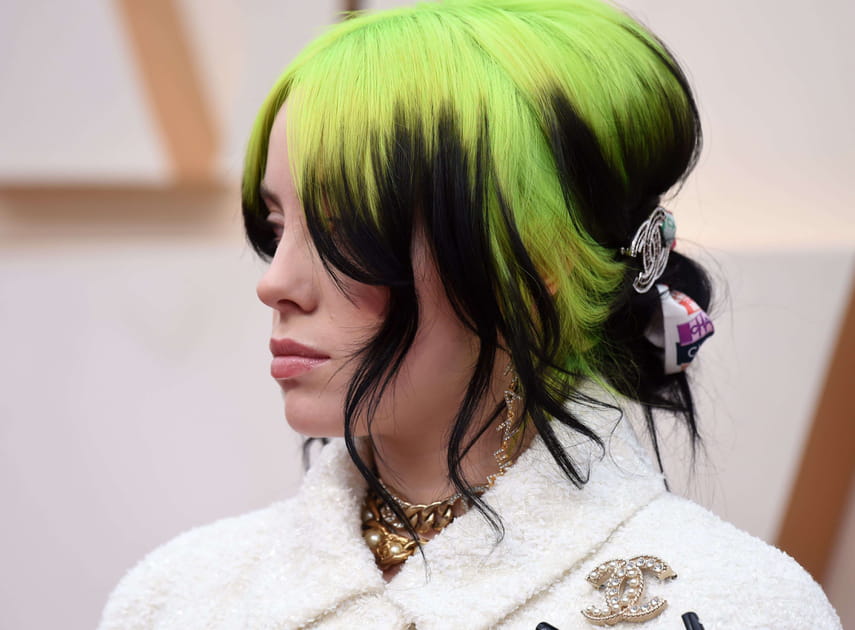 Billie Eilish avec un chouchou sigl&eacute; Chanel sur un chignon