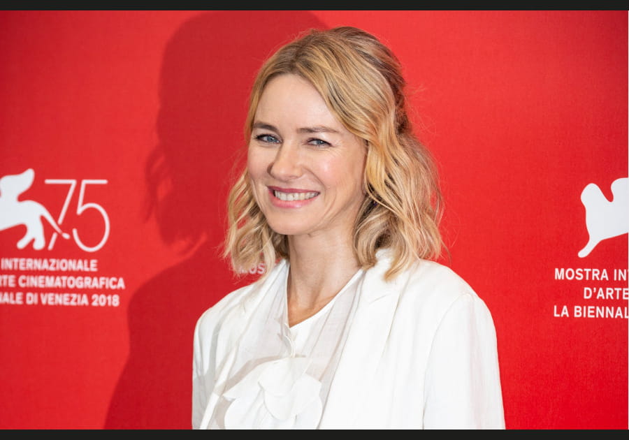 Naomi Watts, radieuse avec sa demi-queue
