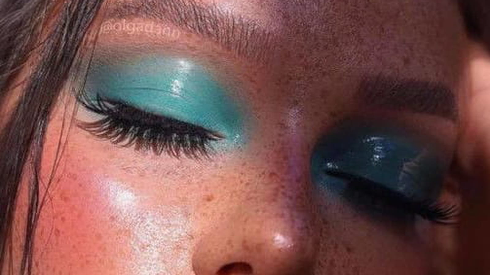 Le regard bleu glossy