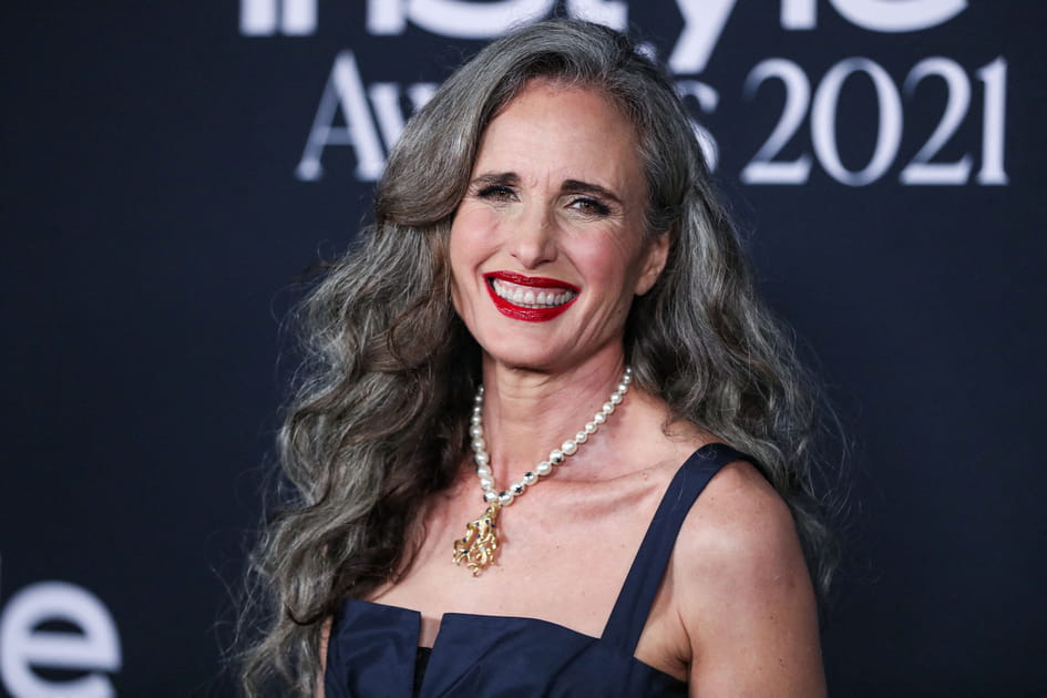 Andie MacDowell, fantastique avec sa longue chevelure argent&eacute;e