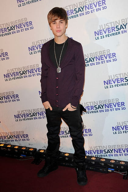 Justin Bieber en chemise aubergine et pantalon noir