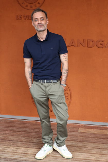 Augustin Trapenard en polo bleu marine et pantalon kaki