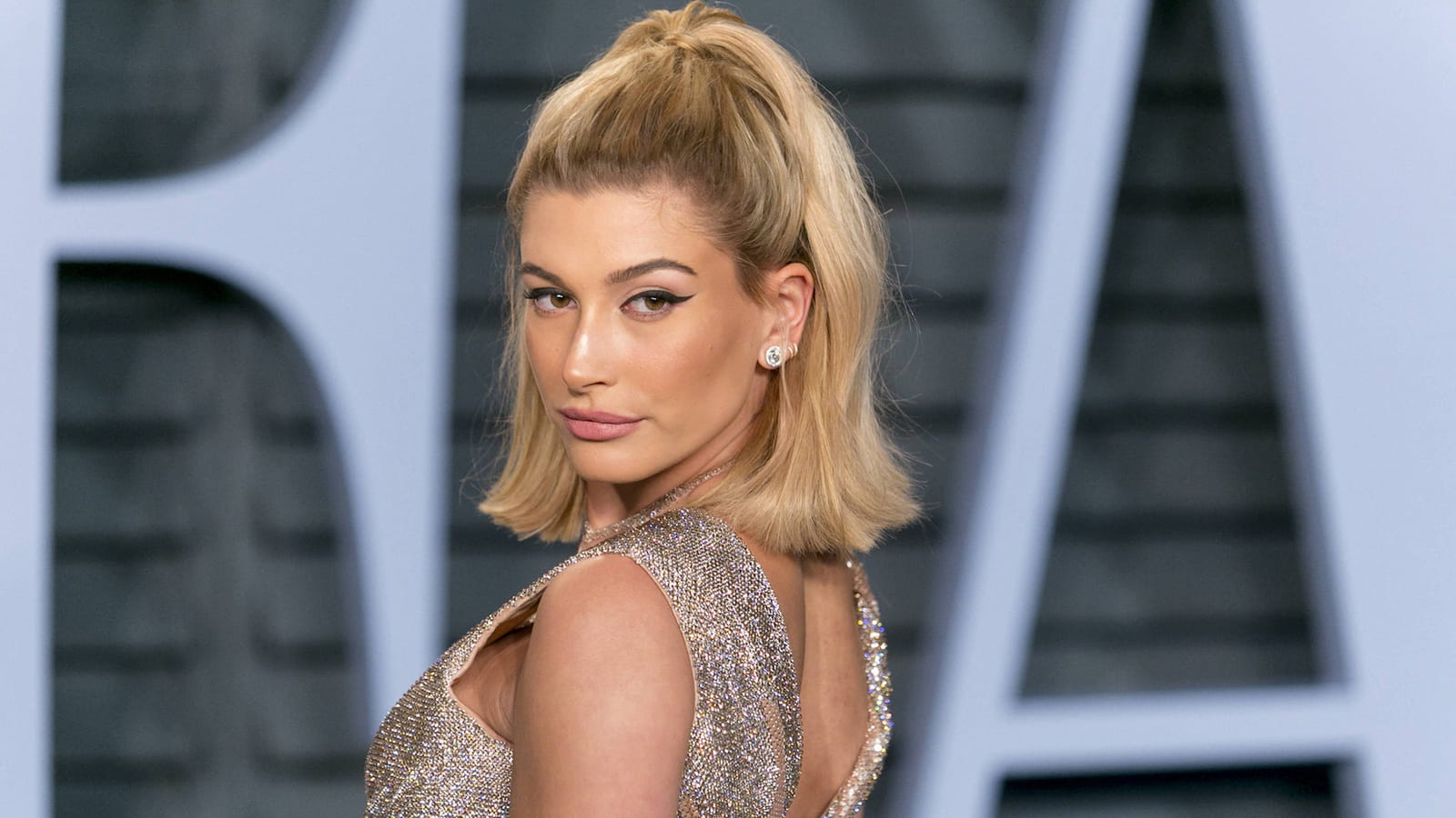 La demi ponytail palmier d'Hailey Baldwin