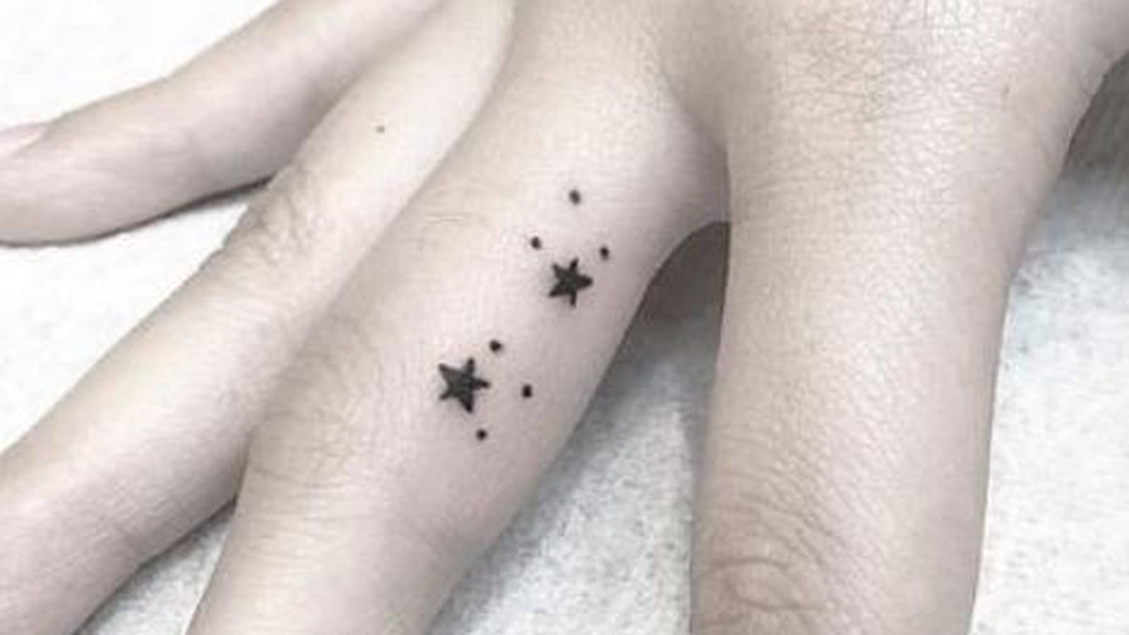 Petites étoiles sur le doigt