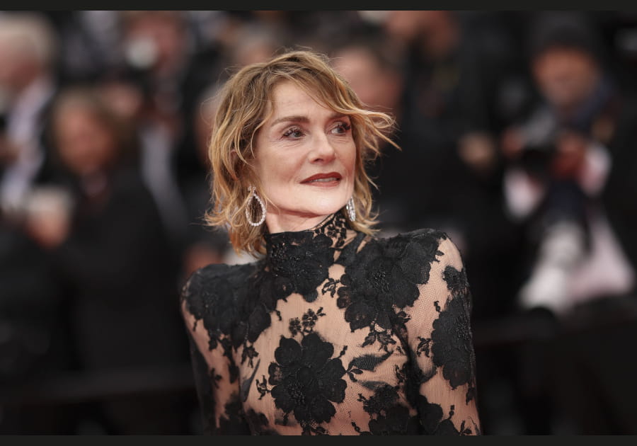 Isabelle Huppert, rayonnante avec son coiff&eacute;-d&eacute;coiff&eacute;