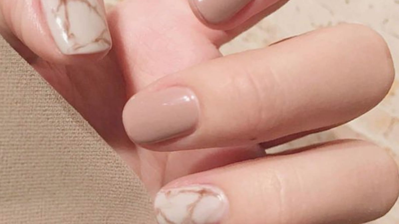 Une manucure nude effet marbre