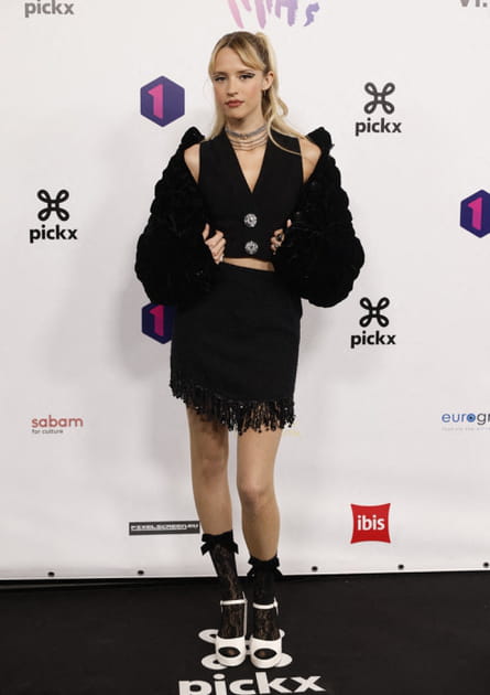 Ang&egrave;le en total look noir minijupe et talons blancs