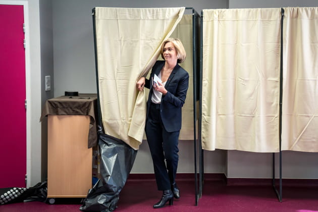 Val&eacute;rie P&eacute;cresse, sortie de l'isoloir