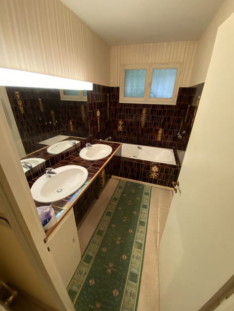 Avant&nbsp;: une salle de bains rest&eacute;e dans les ann&eacute;es 70