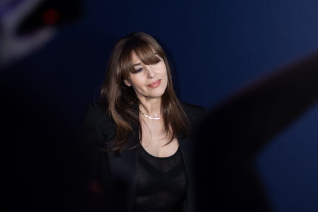 Monica Bellucci, chic en noir, pose &agrave; la soir&eacute;e des 200&nbsp;ans du Figaro