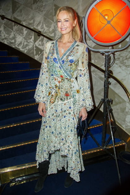 Adriana Karembeu en robe longue imprimée