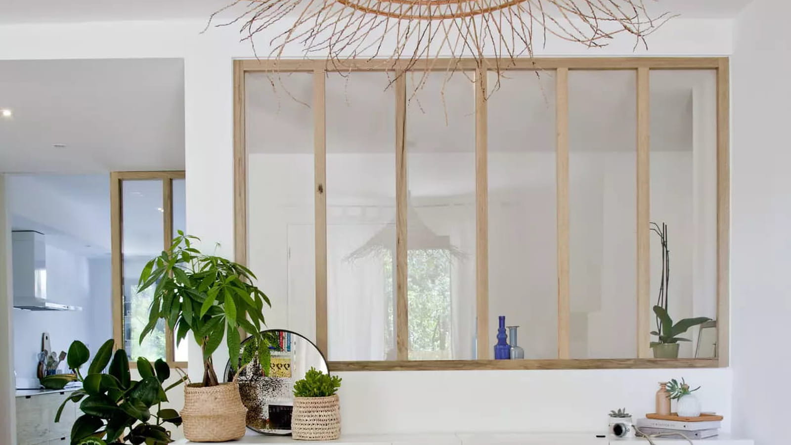 Verrière en bois sur blanc 