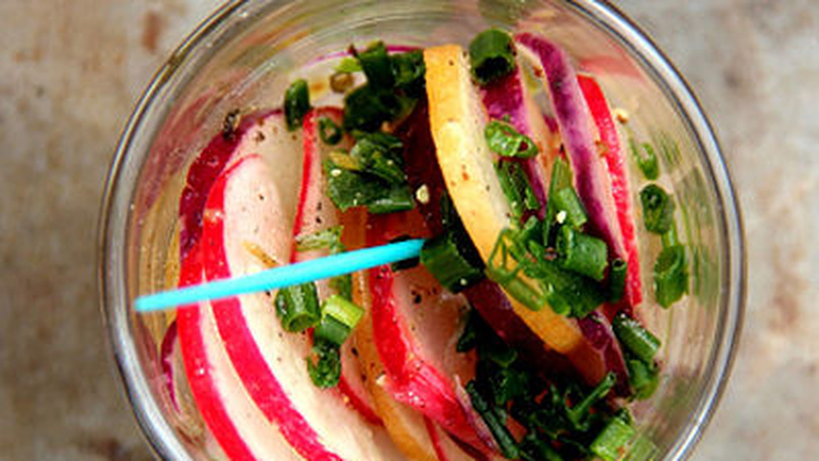 Verrine apéritive de radis multicolores