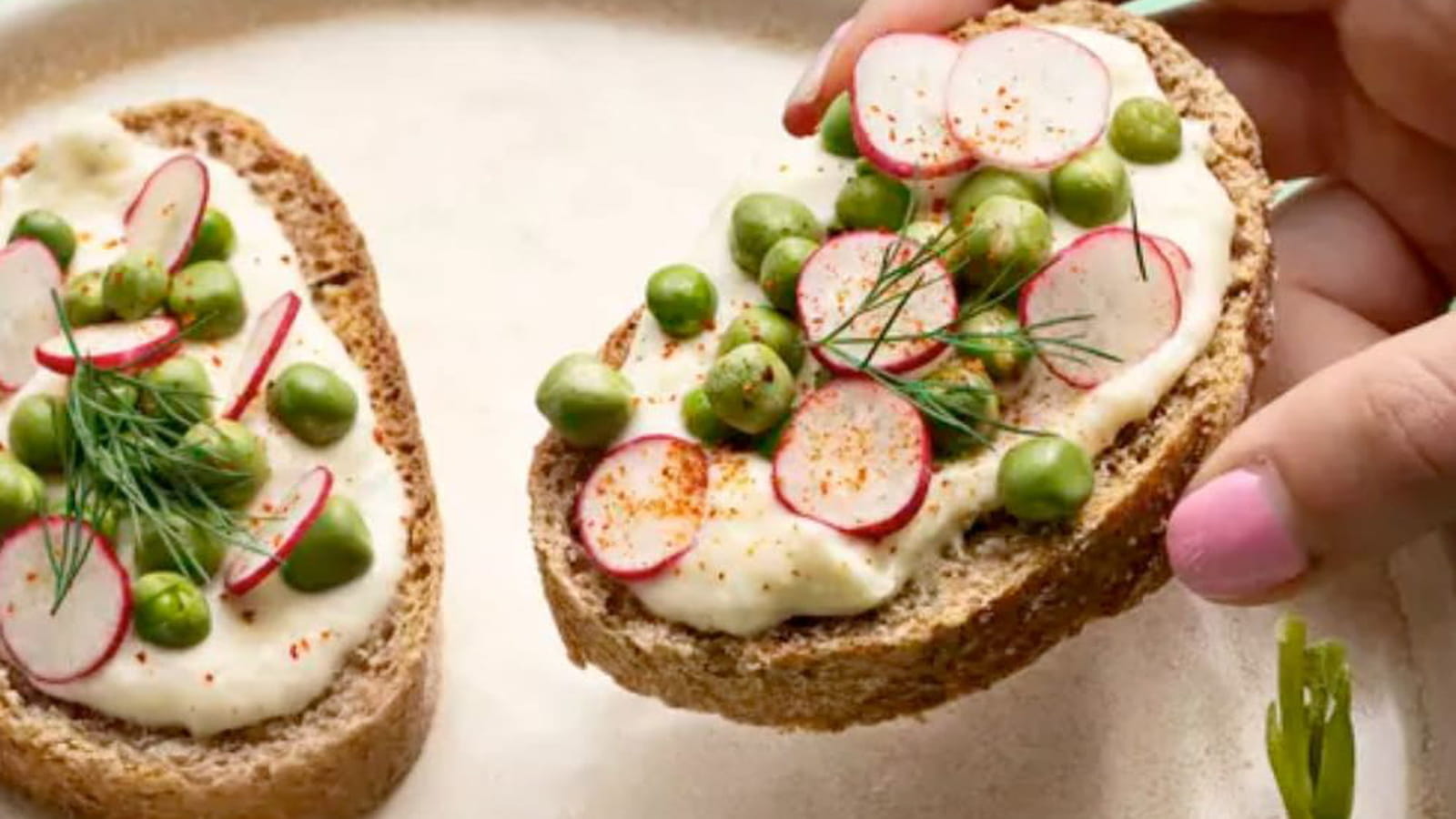 Tartines printanières au tofu et petits pois