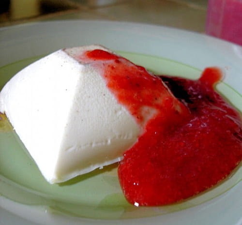 Panna cotta à la vanille et son coulis de fraises