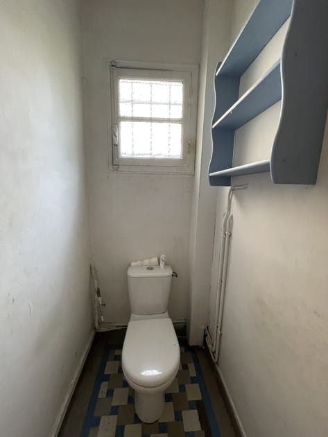 Avant&nbsp;: un cabinet de toilettes insipide et d&eacute;lav&eacute;