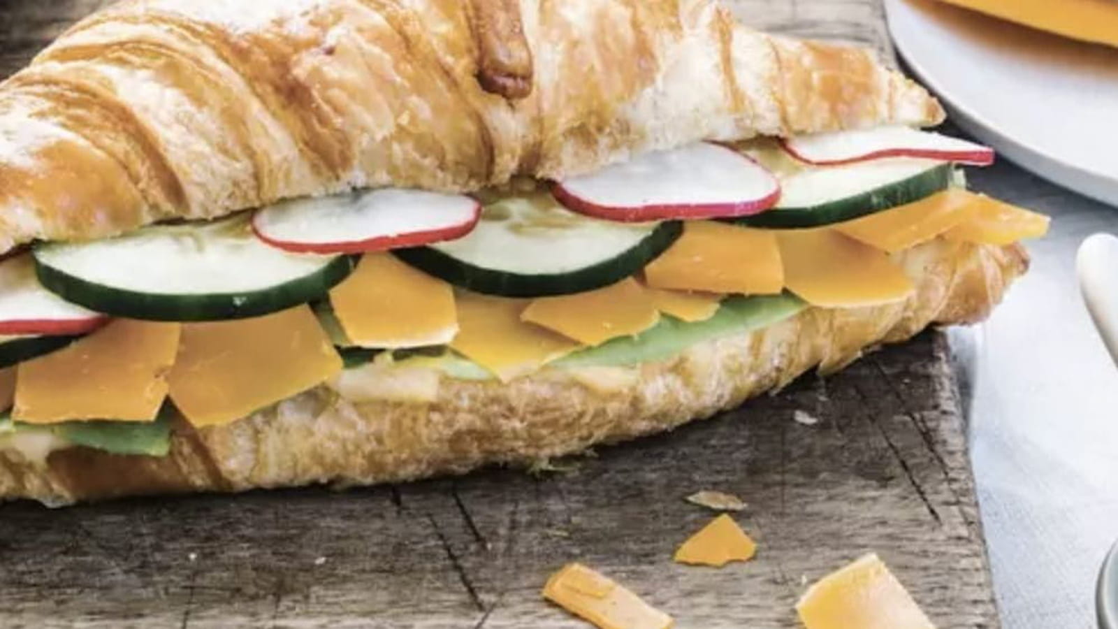 Croissant, laitue, radis, concombre, mimolette extra vieille et houmous