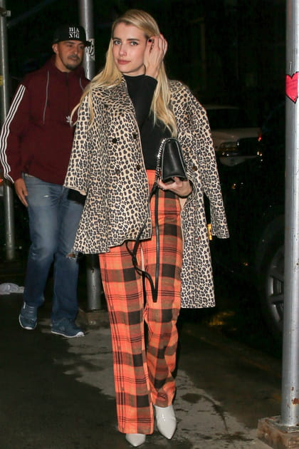 Emma Roberts en veste l&eacute;opard crois&eacute;e