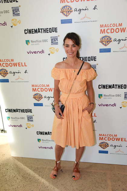 Bérénice Bejo en robe midi orange à encolure Bardot