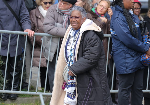 Firmine Richard se rend aux obs&egrave;ques d'Isabelle Mergault