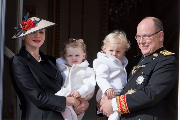 La famille est tout sourire