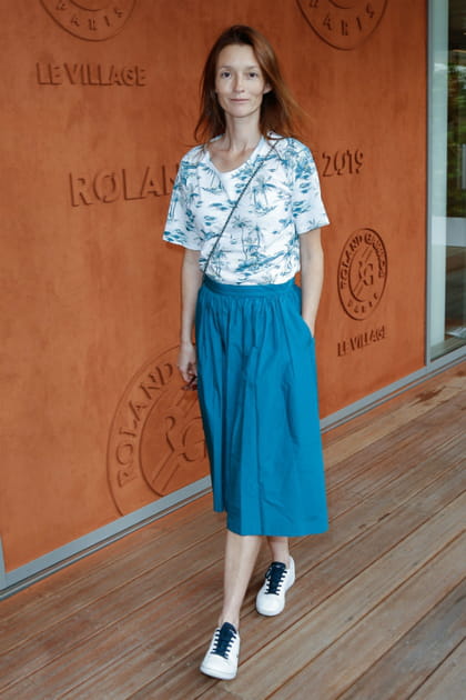 FLOP&nbsp;: Audrey Marnay en ensemble bleu et blanc