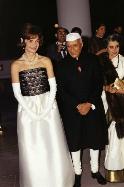 Jackie Kennedy en rose bustier bicolore et gants blancs