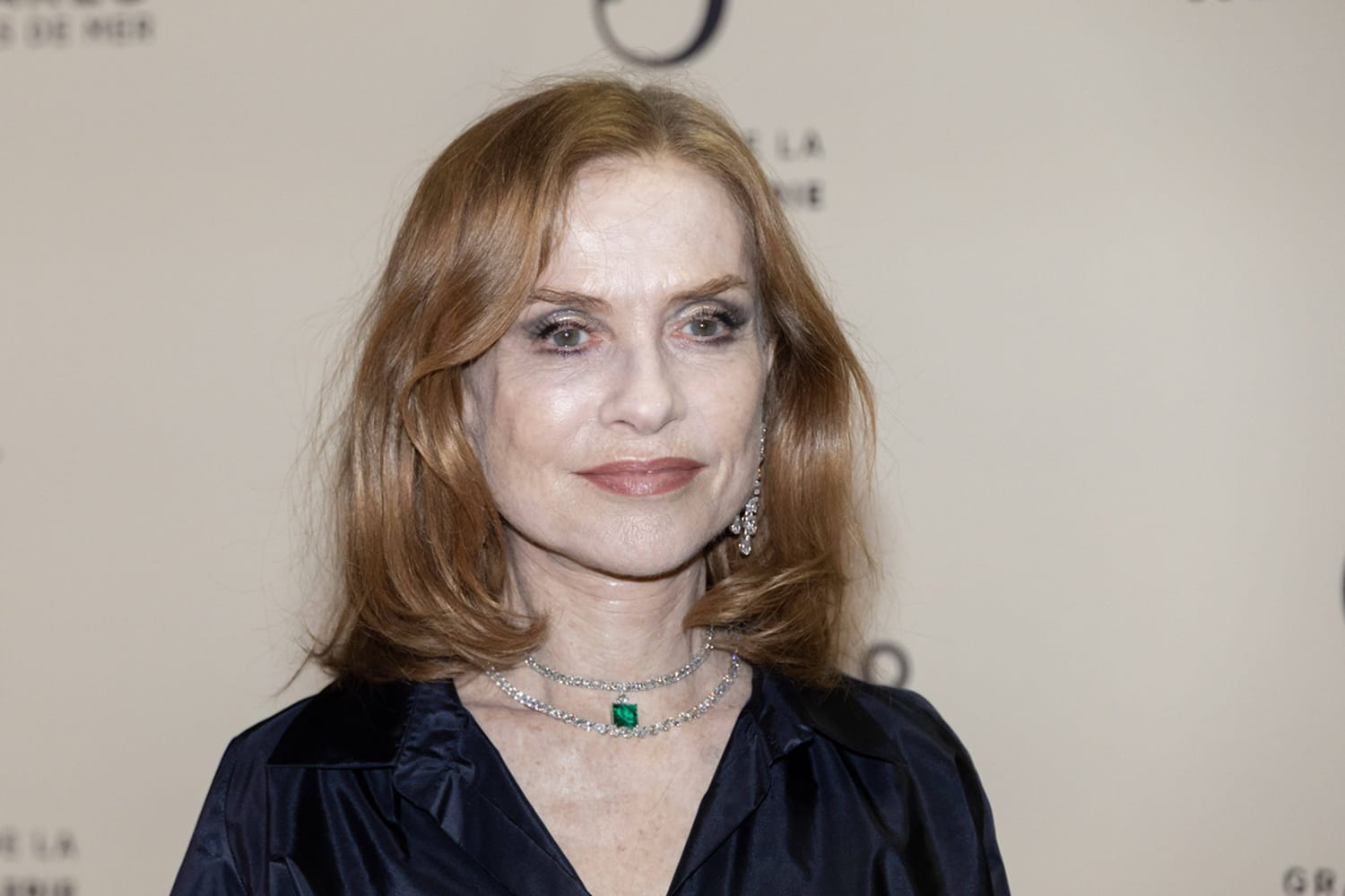 Faced with the winter cold, Isabelle Huppert found the most stylish sweater… at 1900 euros