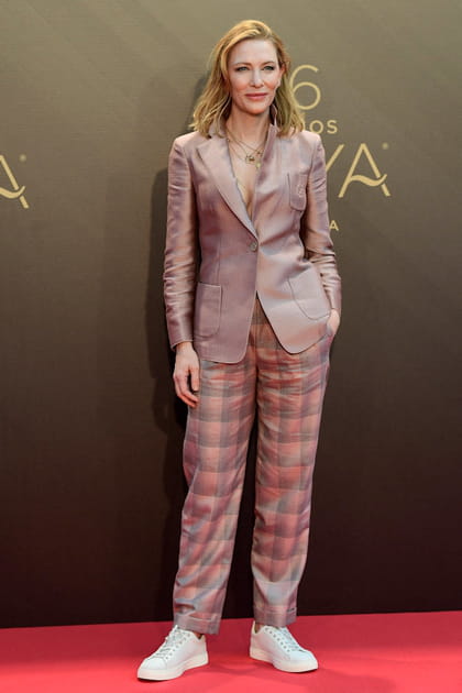 Cate Blanchett en blazer vieux rose et pantalon à carreaux Giorgio Armani